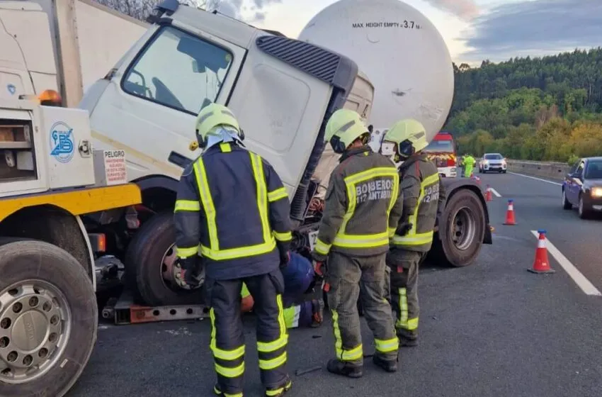  Herido un transportista tras colisionar con un camión estacionado en la A-8 a la altura de Bárcena de Cicero