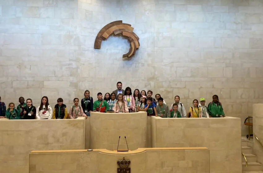 Noticias de Cantabria | El Cántabro | ESTUDIANTES DEL CEIP FERNANDO DE LOS RÍOS DE TORRELAVEGA VISITAN EL PARLAMENTO