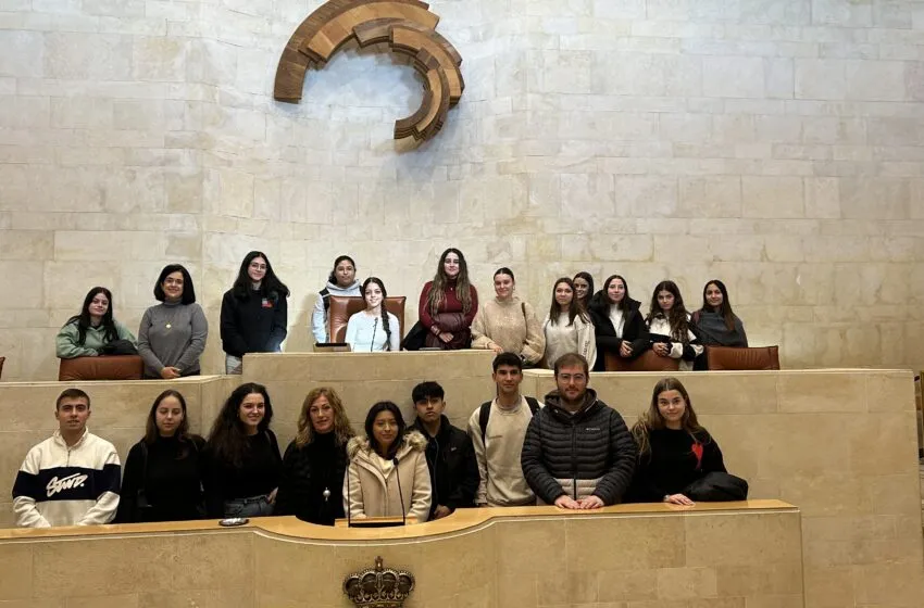 Noticias de Cantabria | El Cántabro | ESTUDIANTES DE LA ETP HERNÁN CORTÉS, DE SANTANDER, VISITAN EL PARLAMENTO
