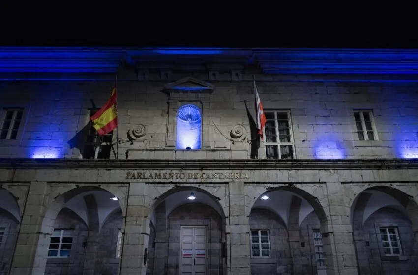Noticias de Cantabria | El Cántabro | El Parlamento de Cantabria ilumina su fachada de azul en conmemoración del Día Mundial contra la Neumonía