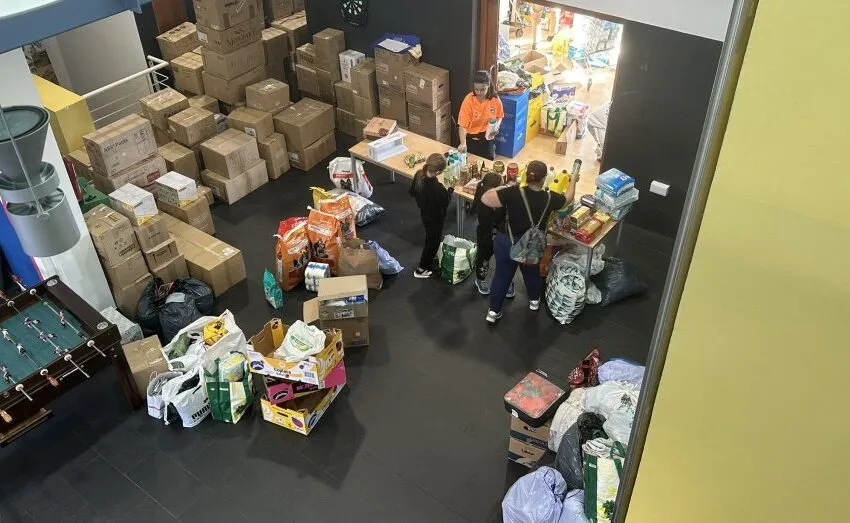 Noticias de Cantabria | El Cántabro | ABRUMADORA RESPUESTA DE LOS VECINOS DE ASTILLERO EN LA RECOGIDA DE AYUDA PARA LOS AFECTADOS POR LA DANA EN VALENCIA.