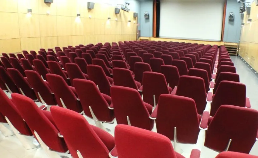  EL AYUNTAMIENTO DE ASTILLERO INAUGURA LA EXPOSICIÓN «DESDE DIFERENTES MIRADAS» CONTRA EL BULLYING EN LA SALA BRETÓN