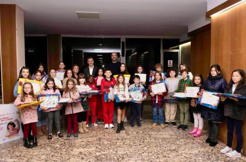  Martínez Abad asiste a la presentación del calendario solidario de AMAT 2025