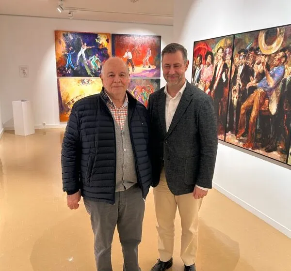  Martínez Abad visita en Torrelavega la exposición de Indalecio Sobrino en el año dedicado a dicho pintor