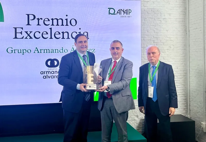  Roberto Media entrega al Grupo Armando Álvarez el premio ‘Escultura a la Excelencia’