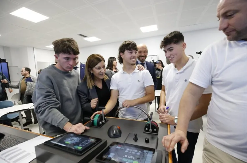  Buruaga inaugura el nuevo centro náutico-pesquero ‘Puerto de Laredo’, «el buque insignia del cambio en la FP de Cantabria»