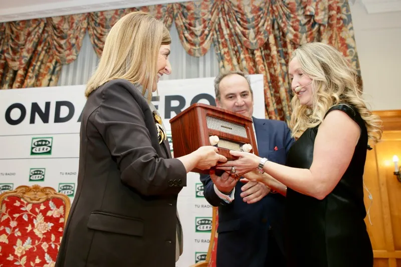  Buruaga entrega a la ingeniera Conchi Ortega el VI Premio Mujer Cantabria de Onda Cero