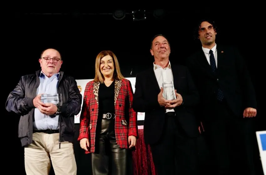 Noticias de Cantabria | El Cántabro | Saénz de Buruaga entrega el XI premio 'Muslera' a la sociedad bolística 'Las Cárcobas' de Laredo y a la Peña Pasabolo de Valle de Villaverde