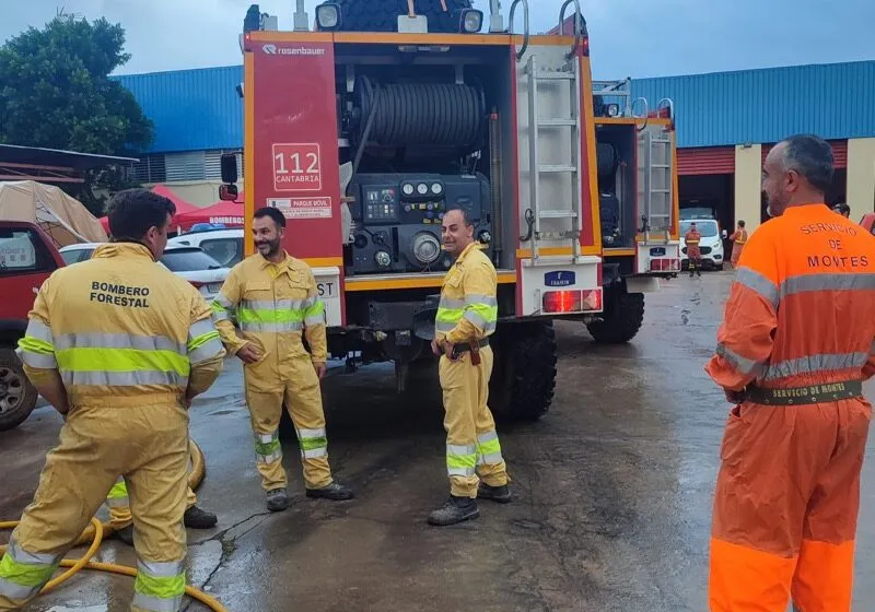 Noticias de Cantabria | El Cántabro | 30 bomberos de Cantabria y 14 voluntarios municipales están ya desplegados en la zona de la DANA