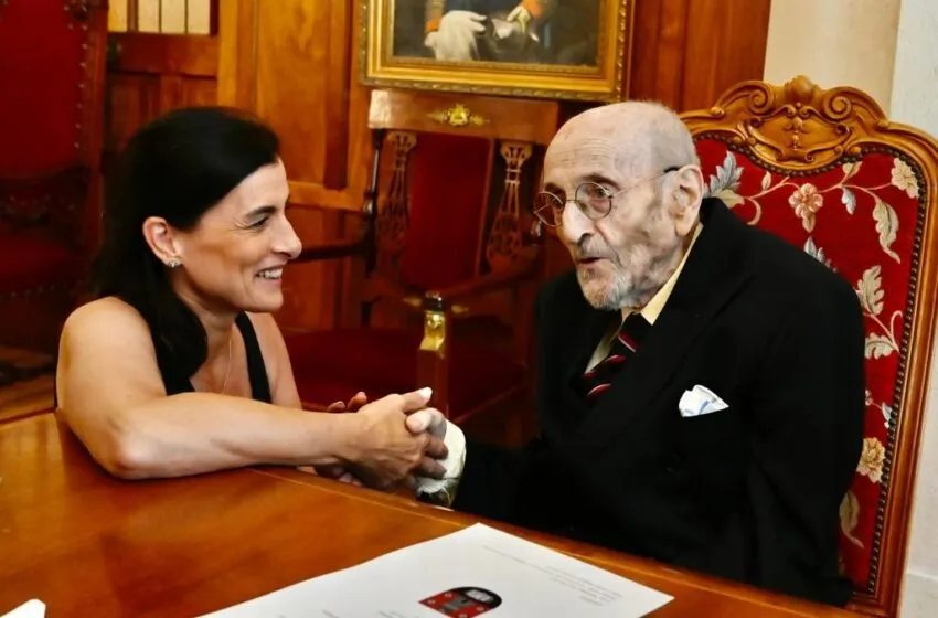 Noticias de Cantabria | El Cántabro | La alcaldesa felicita a Álvaro Pombo por el Premio Cervantes 2024