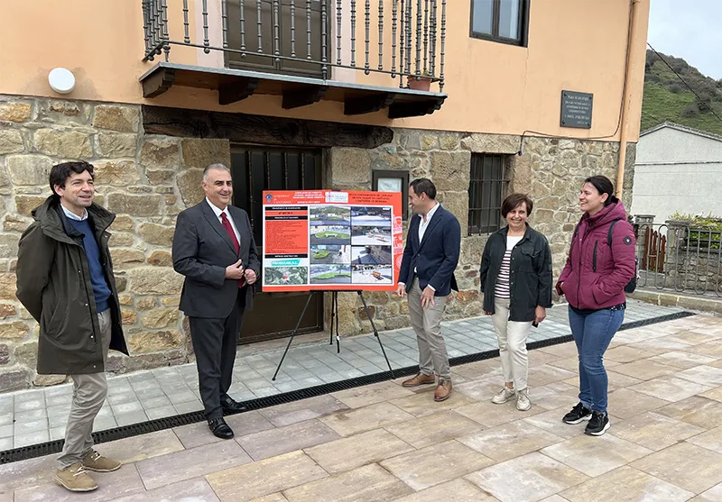 Noticias de Cantabria | El Cántabro | Media inaugura la remodelación de la plaza San Roque de Lantueno que "dará mucha utilidad a sus vecinos"