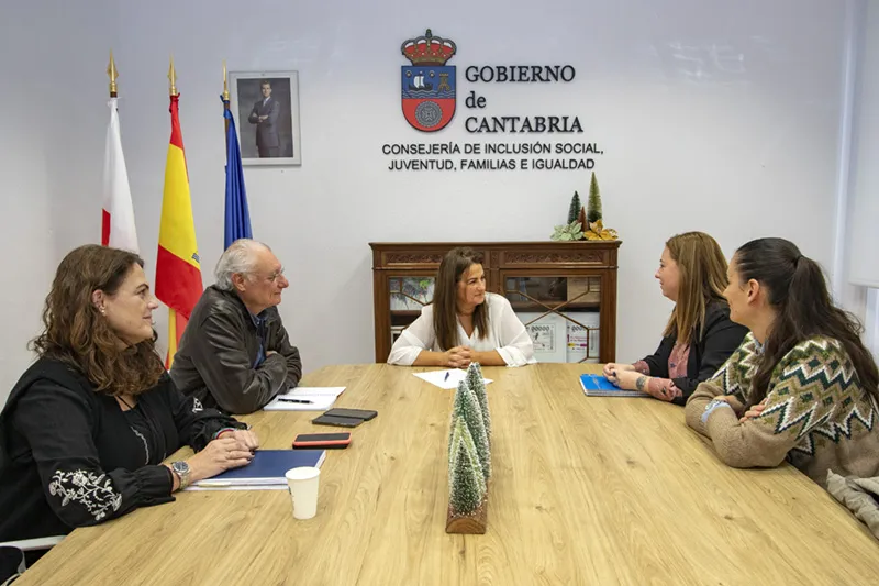  Inclusión Social seguirá colaborando con Ampuero en la promoción de los jóvenes y la atención a las personas mayores