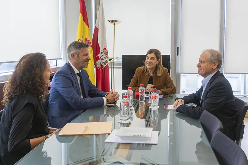 Buruaga aborda con el presidente de Altadis-Imperial Brands la situación de la planta de Entrambasaguas y el futuro del sector