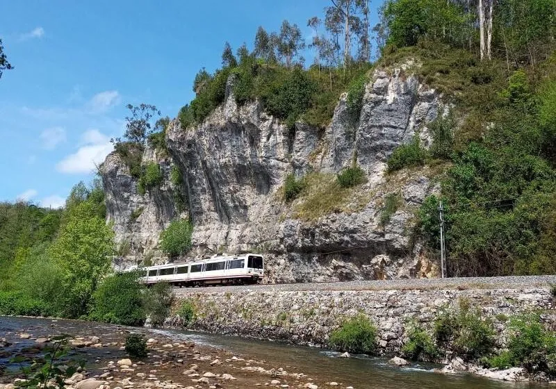  Adif adjudica las obras de consolidación de un talud en Reocín para reforzar la fiabilidad las Cercanías en Cantabria