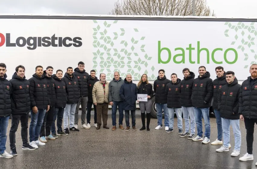  El Balonmano Torrelavega colabora en la carga de material donado por Bathco para los afectados por la DANA