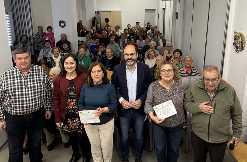 Noticias de Cantabria | El Cántabro | Urraca entrega los diplomas a los ponentes de las Jornadas Médicas en el Centro de Mayores Ramiro Bustamante