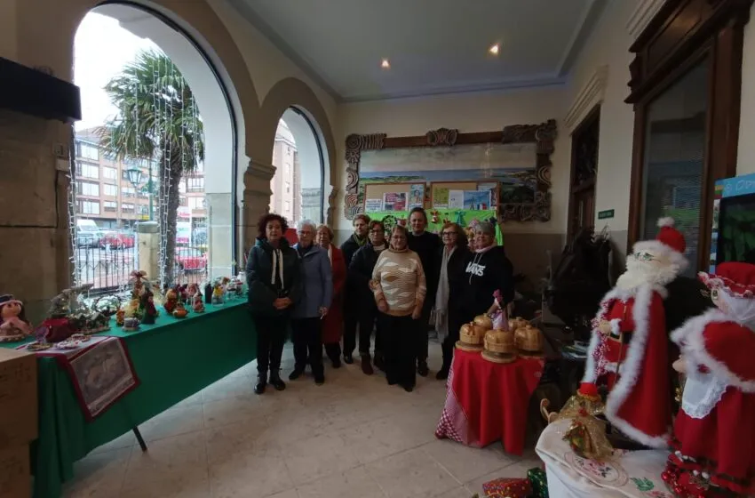 El hall del Ayuntamiento acoge hasta el 20 de diciembre la exposición de manualidades de las mujeres del Centro de Mayores de Suances