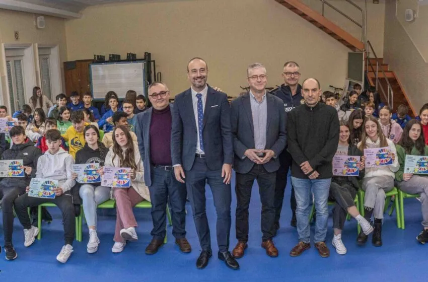 Noticias de Cantabria | El Cántabro | El alcalde entrega los 'carnet ciclistas' a medio centenar de alumnos del Colegio El Salvador