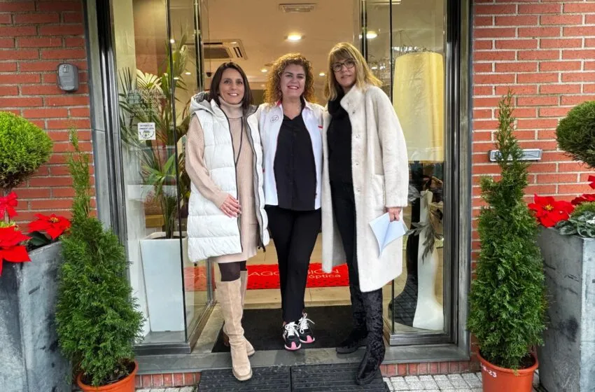  Árboles de Navidad y Flores de Pascua para animar las compras navideñas en Santa Cruz de Bezana