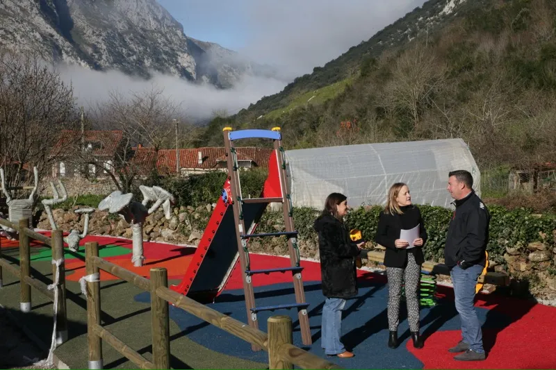  Urrutia inaugura la renovación del área de juegos infantiles en el pueblo de Quintanilla en Lamasón