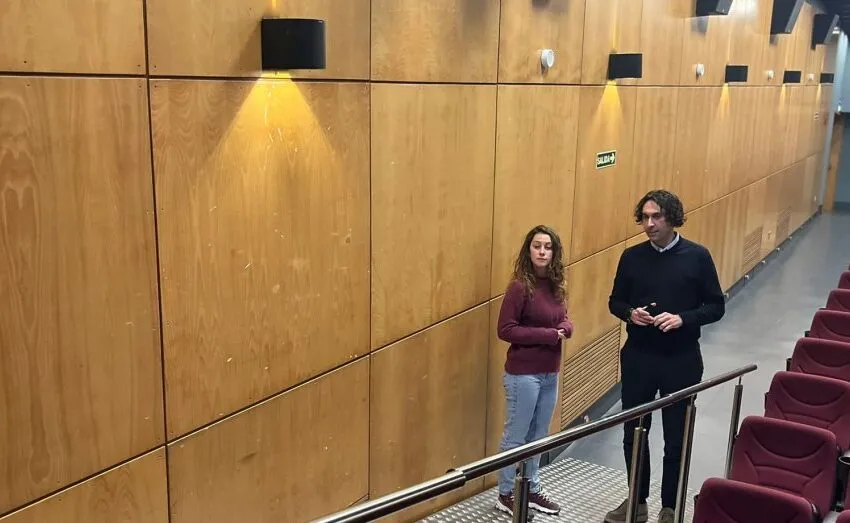  LA SALA BRETÓN DE ASTILLERO INCORPORA UNA RAMPA PORTÁTIL PARA GARANTIZAR LA ACCESIBILIDAD A TODOS LOS PÚBLICOS