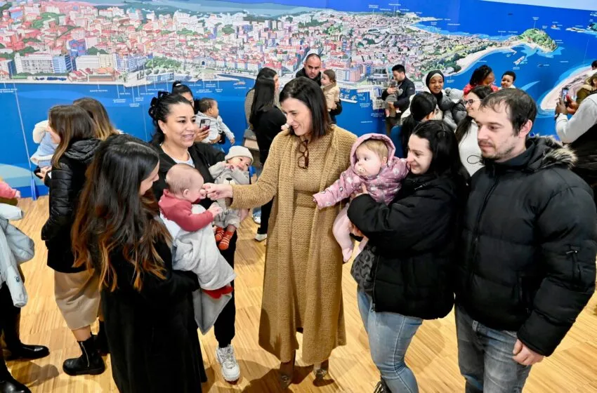  La alcaldesa reitera el compromiso con la natalidad en la bienvenida a los bebés nacidos en 2024