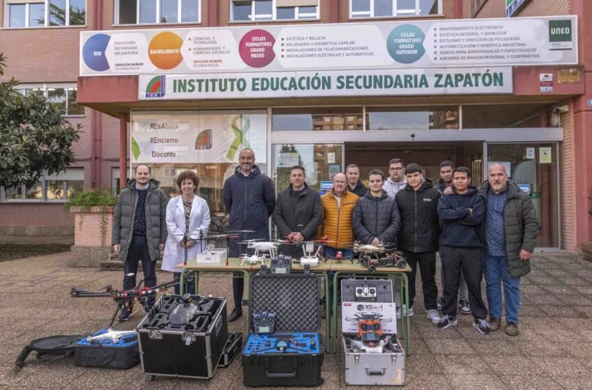 Noticias de Cantabria | El Cántabro | Una empresa torrelaveguense entrega drones y equipos complementarios al grado de Robótica Industrial del IES Zapatón