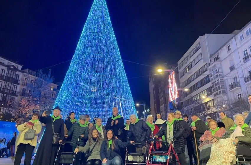  Mayores de la residencia Santa Lucía disfrutan de un paseo en taxi para vivir el ambiente navideño