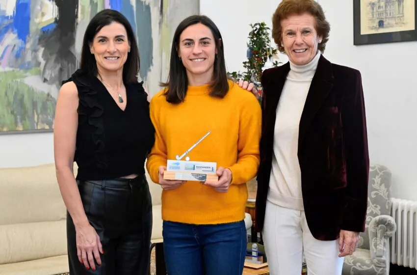 Noticias de Cantabria | El Cántabro | La alcaldesa recibe a Beatriz Pérez y destaca su aportación al hockey femenino