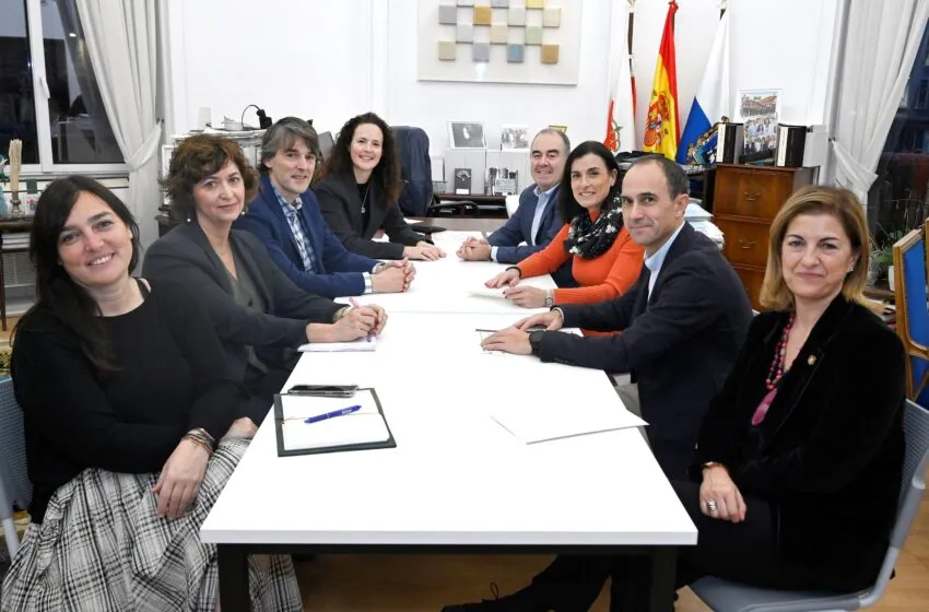  La alcaldesa conoce las propuestas del candidato a rector de la UC Mario Mañana