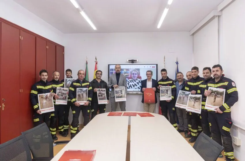  Los bomberos de Torrelavega realizan un calendario solidario para hacer un parque infantil en Benetússer
