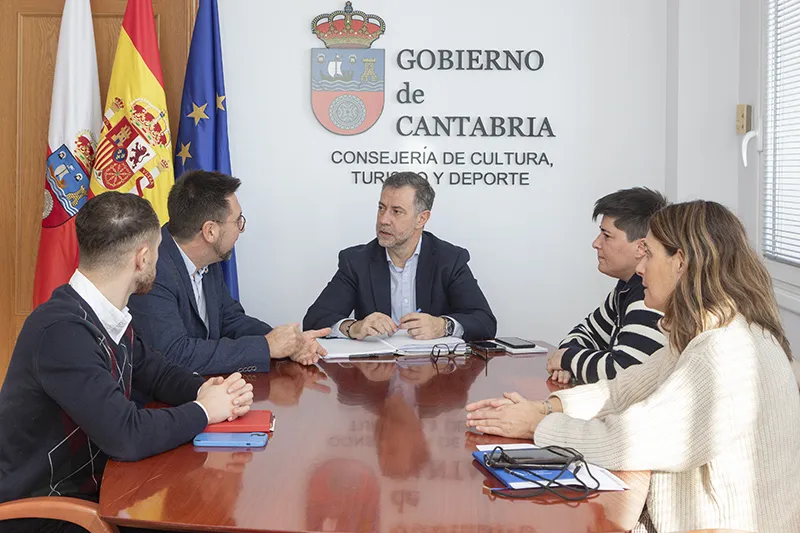  Martínez Abad y el alcalde de Colindres analizan distintas actuaciones en materia de cultura, turismo y deporte