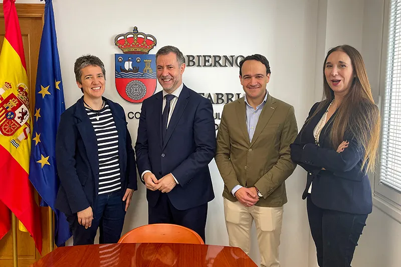  Martínez Abad entrega a la Cocina Económica la recaudación obtenida en el Parque de la Naturaleza de Cabárceno el pasado día 22