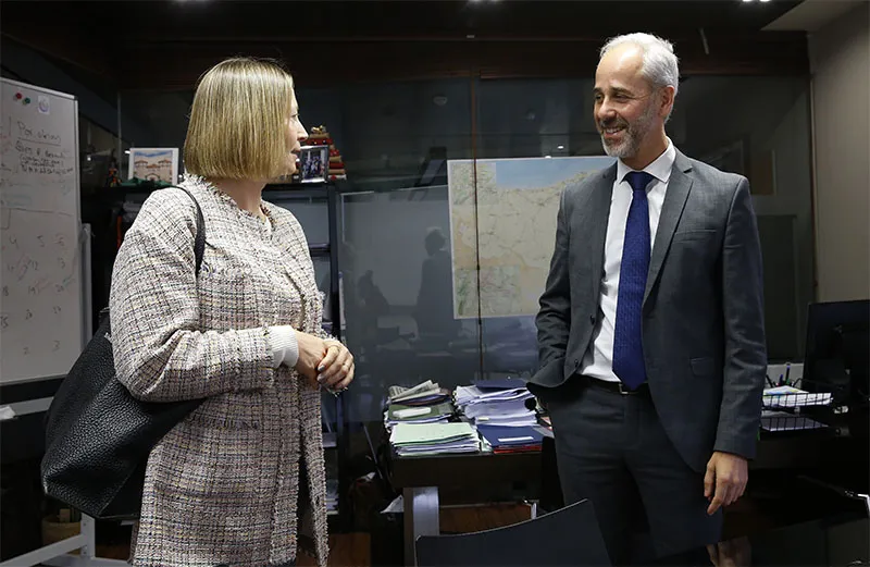  Educación y Ayuntamiento de Entrambasaguas firmarán un convenio para ejecutar la cubierta del patio en el CEIP Aguanaz