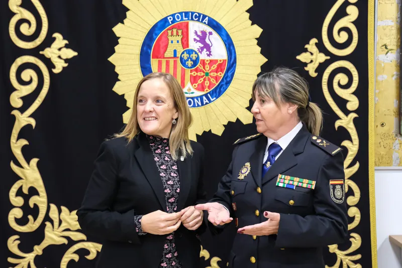  El Gobierno pone en valor el 200 aniversario de la Policía Nacional con la entrega de tres tapices y un banderín conmemorativos con los escudos de ambas instituciones