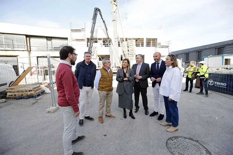  Buruaga anuncia que a finales del próximo mes de febrero concluirán los trabajos de ampliación de la lonja de Laredo