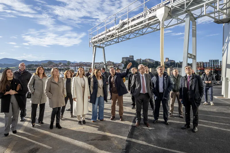  Buruaga reafirma su compromiso con el sector pesquero en la inauguración de la ampliación de la fábrica de hielo de San Vicente de la Barquera