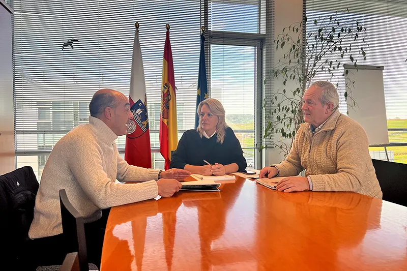  Desarrollo Rural aborda con el Ayuntamiento de Villafufre la mejora de las infraestructuras agrarias del municipio