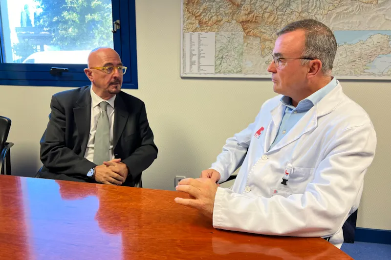  Pascual asegura que el Hospital de Laredo «va muy bien» y empieza a «atraer talento» con la contratación este año de 37 médicos