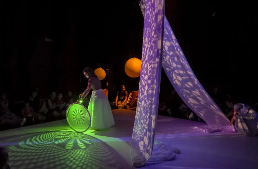  LA PROPUESTA ESCÉNICA INMERSIVA “TEXTURAS” CONVIERTE EL ARTE EN UN JUEGO SENSORIAL PARA LOS BEBÉS Y SUS FAMILIAS