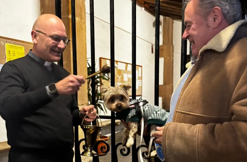  Bezana recupera con éxito San Antón y su tradicional bendición de mascotas