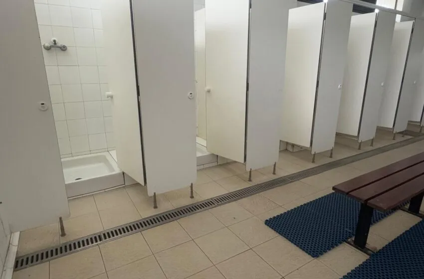  Los vestuarios de las piscinas ganarán en accesibilidad gracias a un proyecto de reforma que rondará los 239.000 euros