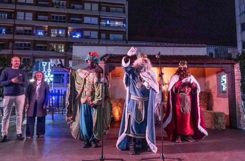  Miles de personas saludaron a los Reyes Magos en su recorrido por Torrelavega