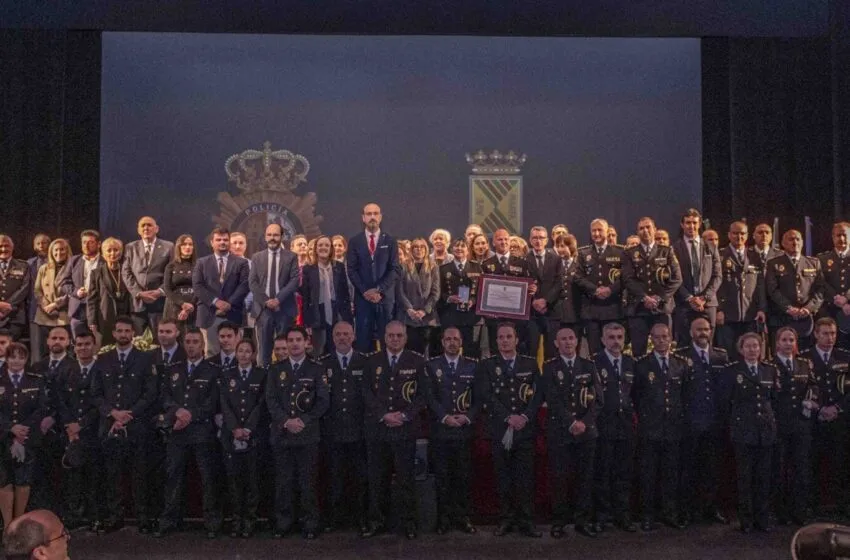 Noticias de Cantabria | El Cántabro | Reconocimiento a la Policía Nacional con la Medalla de Honor de la ciudad