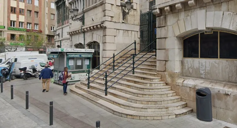 Retirada la estructura del quiosco de flores anexo a un lateral del Mercado de la Esperanza