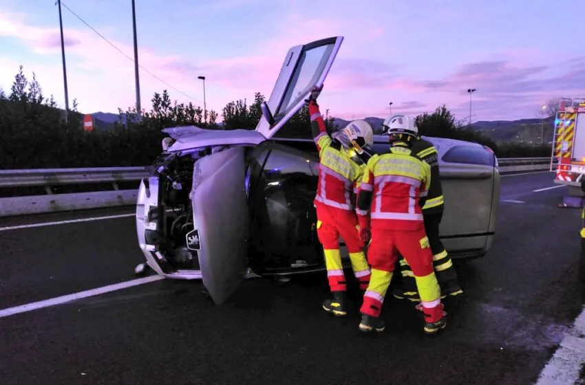Noticias de Cantabria | El Cántabro | Colisión entre coche y camión con vuelco en la A-8 a la altura de Colindres