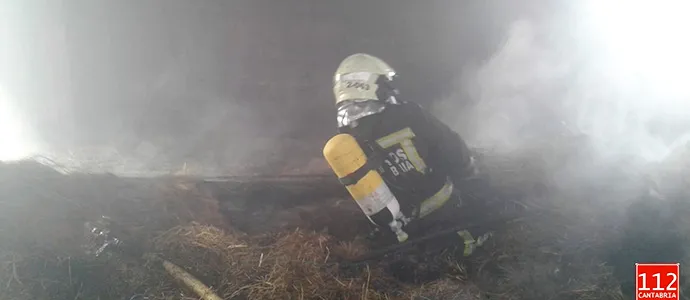  Bomberos del Gobierno extinguen un incendio en una estabulación de Cabuérniga