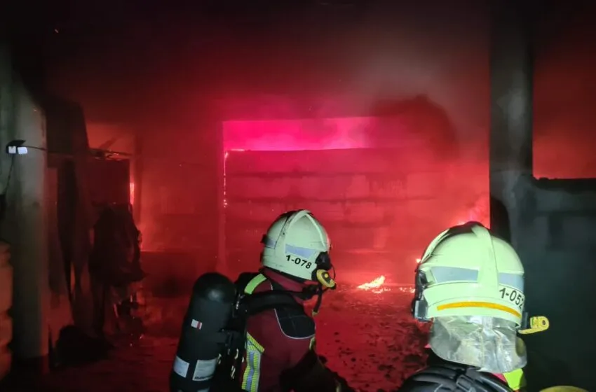  Un incendio arrasa un garaje en una vivienda de Ajo