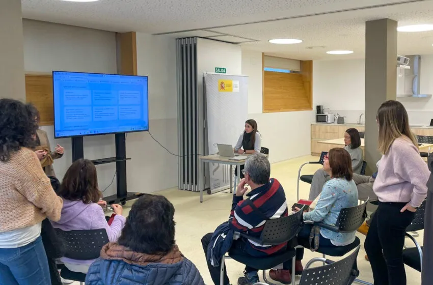  ‘La Administración cerca de ti’ atiende a más de medio centenar de personas en Comillas