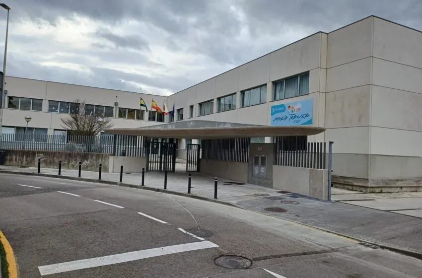  Santa Cruz de Bezana mejora las infraestructuras del CEIP María Torner con la instalación de una marquesina